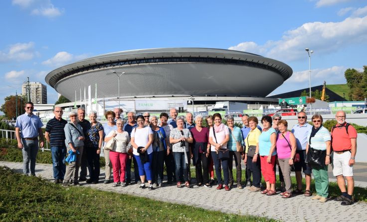 Die Reisegruppe vor dem Sportzentrum in Katowice. Foto: Norbert Bürtlmair