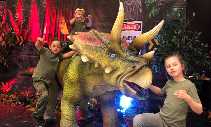 Die Kinder haben die Möglichkeit, auf den Dinos zu reiten. Foto: Lauenburger