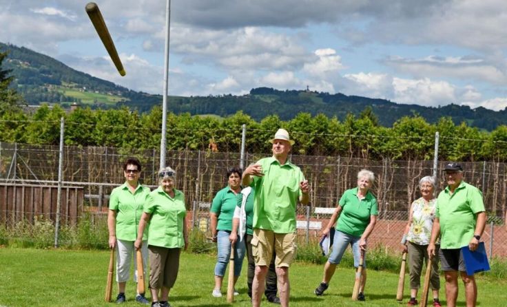 Die Teilnehmer stellen ihre Fertigkeiten unter Beweis. (Foto: Seniorenbund Schlierbach)