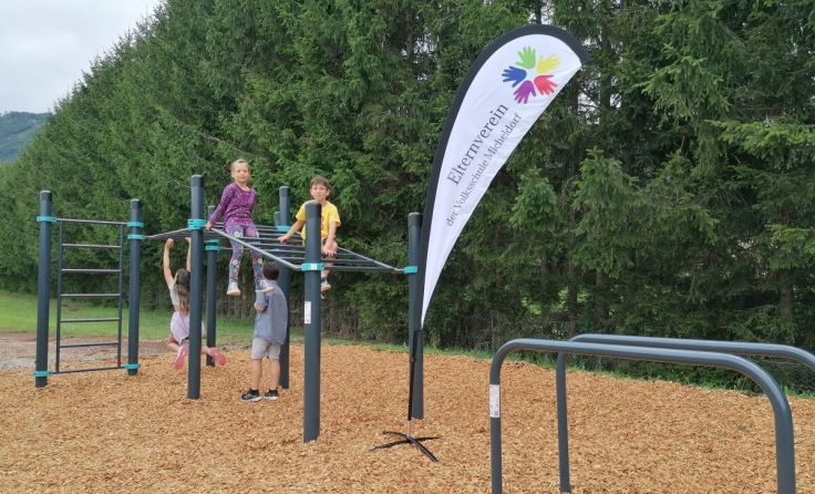 Der neue Kletterparcours ist den Kindern eine willkommene Pausenbeschäftigung. (Foto: Elternverein)
