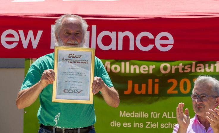 Hans Blaas wurde mit der Goldenen Ehrennadel ausgezeichnet. (Foto: Franz Stöger)