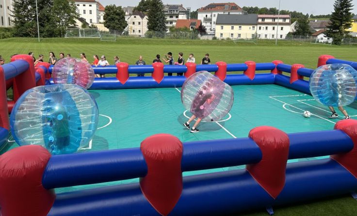 Beim Bubble-Soccer oder Wasserball hatten die Schüler reichlich Spaß. (Foto: MS Garsten)
