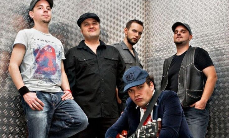 Thunder/Balls machen sich als AC/DC-Coverband einen Namen. (Foto: Siegfried Stegmüller)