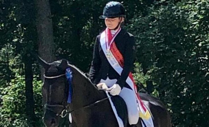Miley Glück aus Pettenbach holte Gold in der Klasse "Dressur Jugend" (Foto: privat)