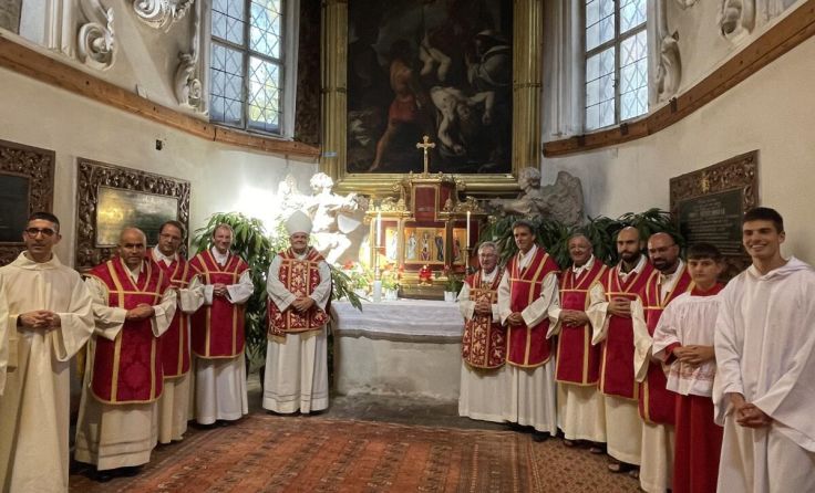 Priester beim Agapitusaltar in der Stiftskirche Kremsmünster (Foto: privat)