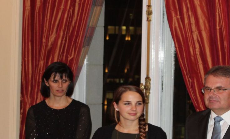 Tochter Kristina übersetzte die Dankesrede ihres Vaters. 
