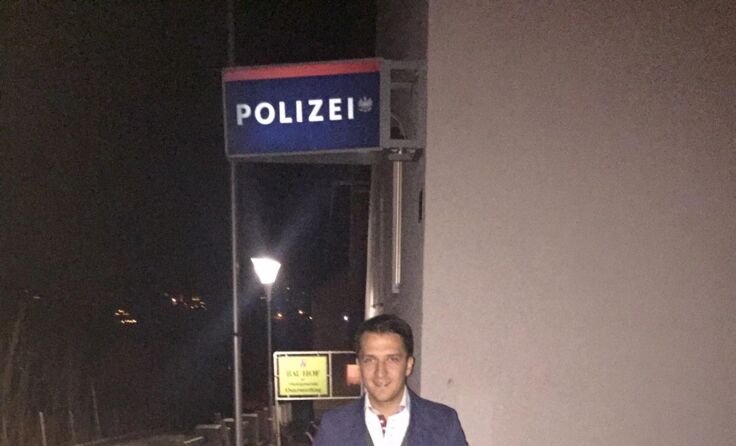 JVP-Bezirksobmann Gerald Weilbuchner vor der Polizeiinspektion Ostermiething (Foto: JVP)