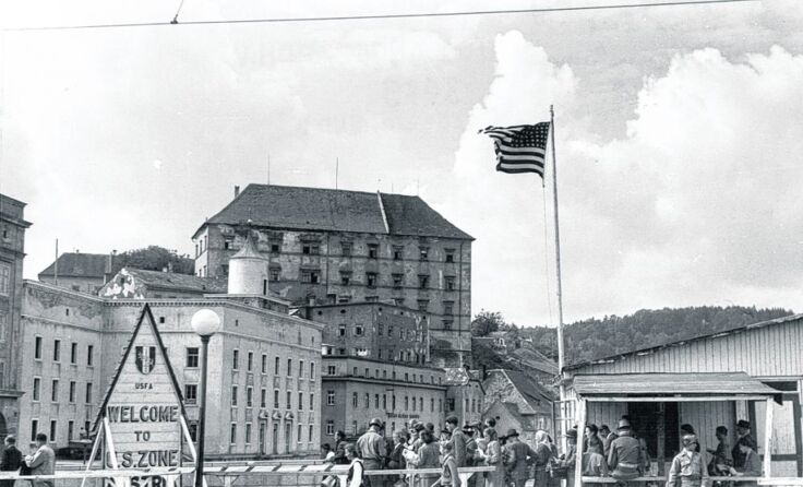 US-Kontrollposten auf der Nibelungenbrücke, Linz 1945 Foto: OÖ Landesarchiv