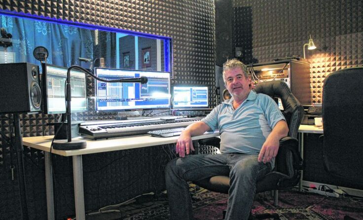Mark Wallerberger in seinem Tonstudio in Engerwitzdorf. Foto: Hamedinger