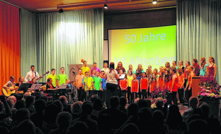 Der Schulchor begleitete die Feier musikalisch. Foto: Fotoklub Altenberg