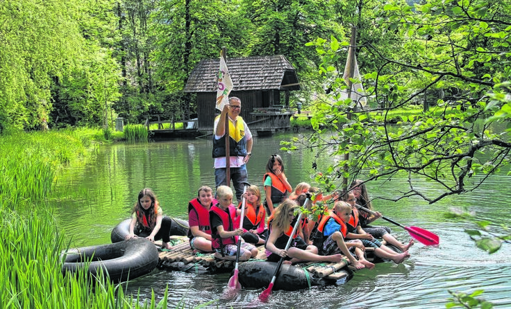 Die Volksschüler aus Engerwitzdorf als Piraten am Stiftsteich Foto: Gemeinde