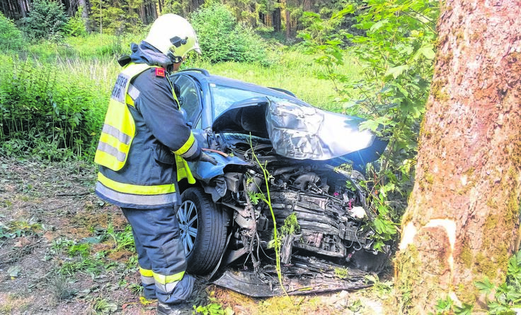Die Feuerwehr befreite den Eingeklemmten. Foto: Herbert Denkmayr | Pressestelle BFK UU