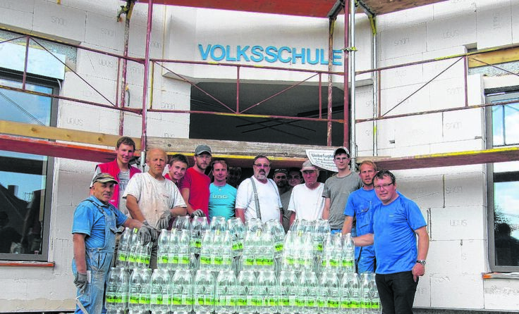 Bürgermeister Adi Hinterhölzl mit den willkommenen Durstlöschern. Foto: Gemeinde