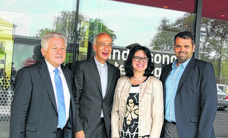 Caritaspräsident Michael Landau begutachtete die Ausstellung. Foto: Dumfarth
