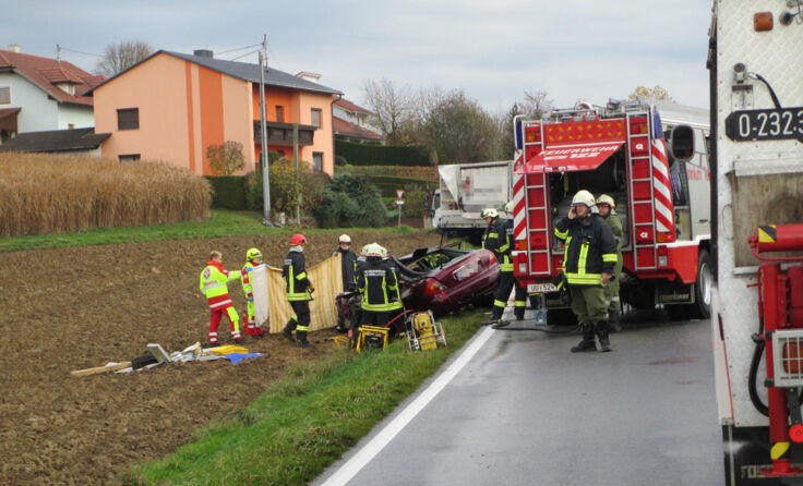 Der eingeklemmte Lenker hatte keine Chance. Foto: FF Bad Mühllacken | Pressestelle BFK UU