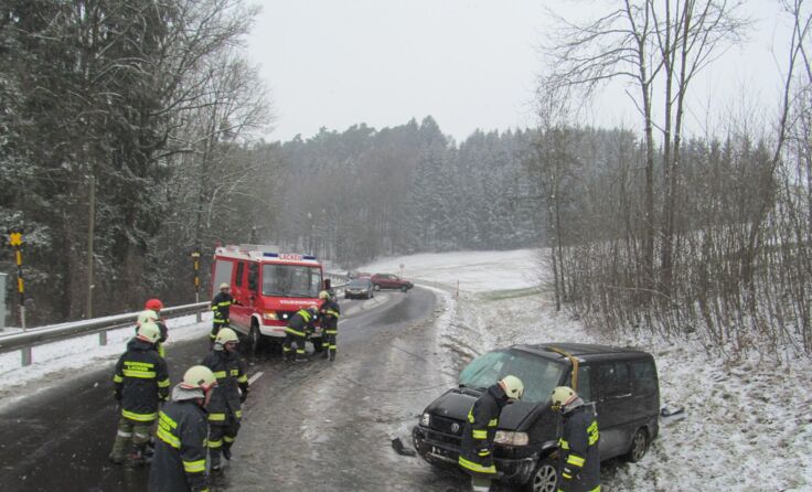 Die Einsatzkräfte der FF Lacken beim Bergen des Fahrzeugs. Foto: FF Lacken