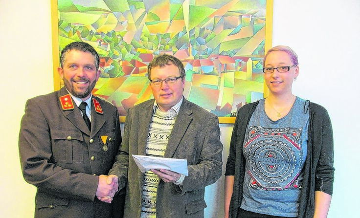 Bürgermeister Adi Hinterhölzl (Bild Mitte) bei der Übergabe der Spenden Foto: Gemeinde Eidenberg