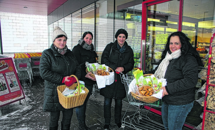 Die Bäuerinnen informieren eine Marktkundin. Foto: Gemeinde