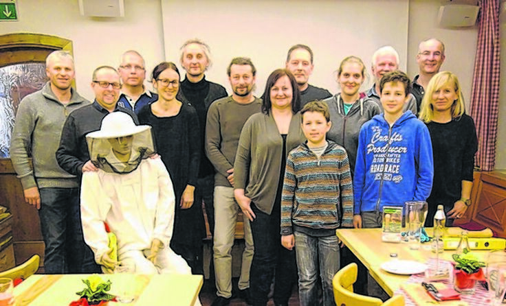 Die zukünftigen Imker waren von der Arbeit der Bienen begeistert. Foto: Pointner