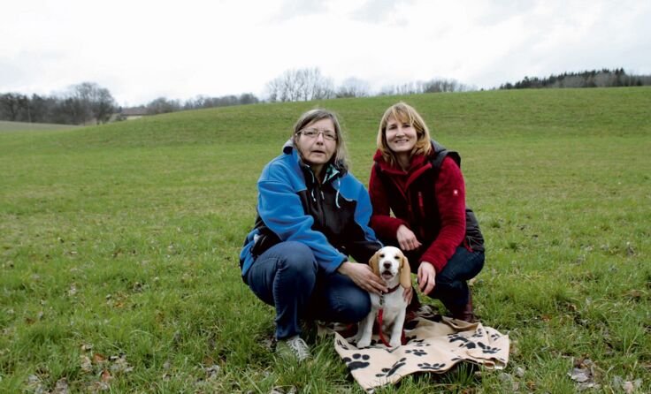 Roman Schwinghammer mit ihrem Beagle Sam und Hundeexpertin Karin Schaufler.
