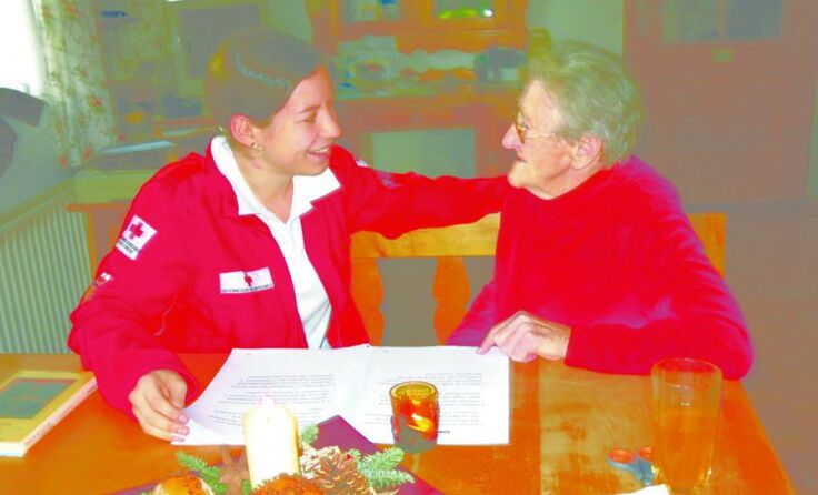 Freiwillige Besuchsdienstmitarbeiterin Christa Feilmayr mit ihrer Klientin Foto: ÖRK