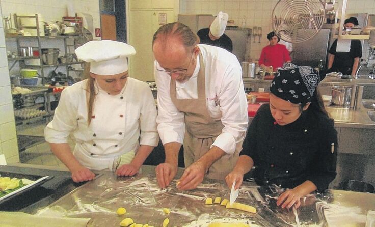 Peter Kreuzweger und die Schüler bei der Zubereitung des Ostermenüs Foto: Tourismusschulen