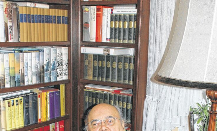 Der Engerwitzdorfer Wilhelm Mayrhofer in seiner Bibliothek Foto: Hamedinger