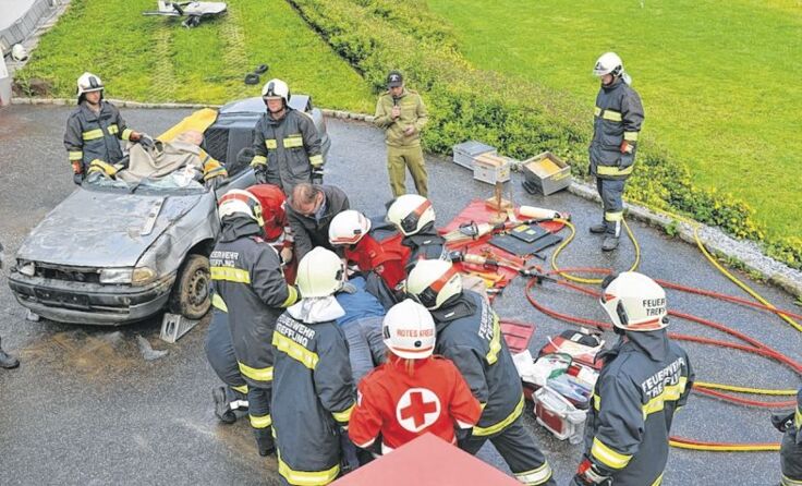 Gemeinsam gelang die Rettung des „Verletzten. Foto: Gemeinde