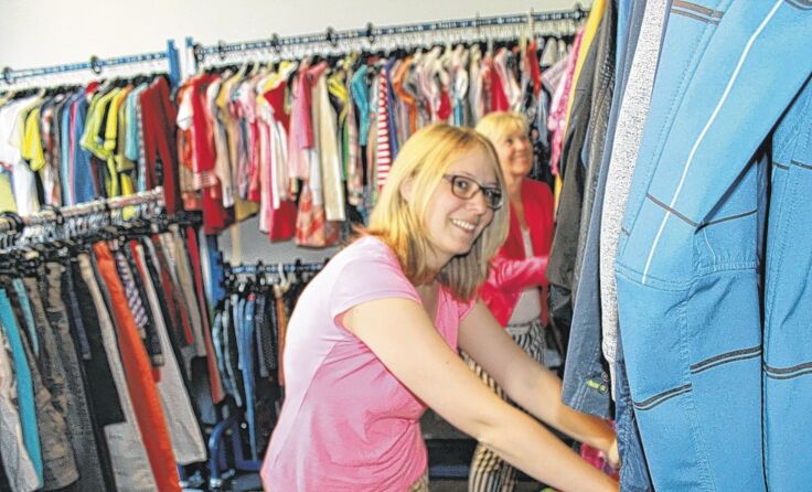 Lisa Schichl beim Sortieren ihres umfangreichen Lagerbestandes. Foto: Hamedinger