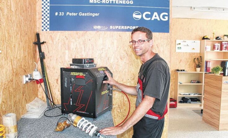 Peter Gastinger beim Service der Stoßdämpfer. Foto: Hamedinger