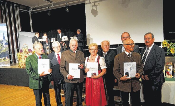 Ein Teil der Gratulanten mit den Gehrten nach den Feierlichkeiten. Foto: Haderer