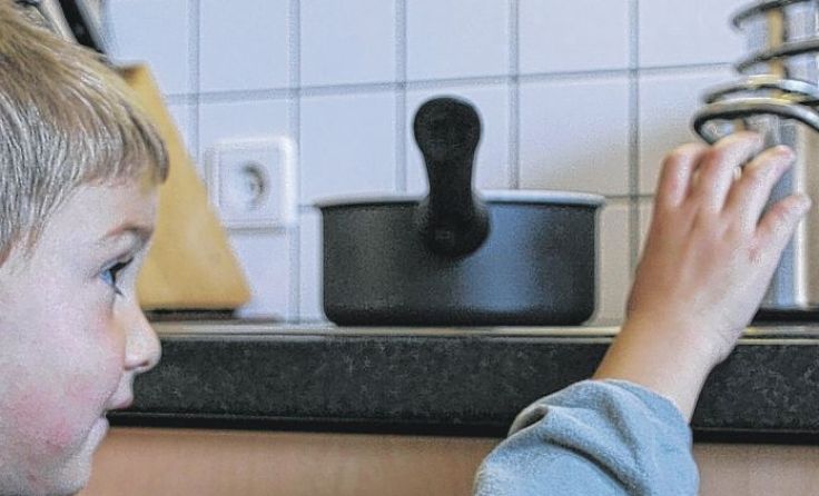 Kinder sollten nie alleine in der Küche sein. Hier lauern viele Gefahren. Foto: Wodicka 