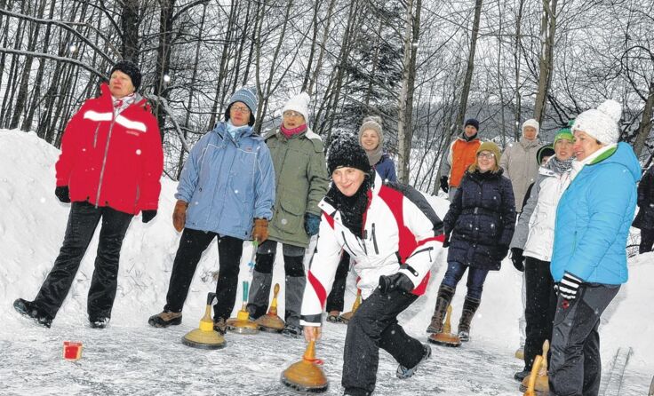 Die Damen zeigten am Eis vollen Einsatz und sportliches Talent. Foto: J. Reingruber