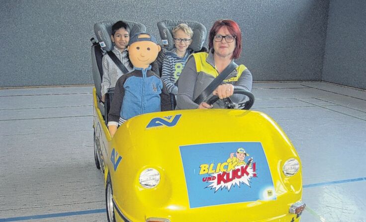Schüler der Volksschule Goldwörth trainieren das richtige Verhalten im Verkehr. Foto: ÖAMTC 
