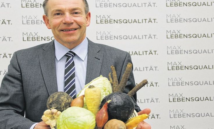 Max Hiegelsberger und die Vielfalt des heimischen Wintergemüses. Foto: Land OÖ/Stockinger 
