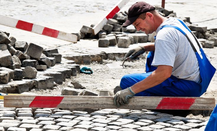 Besonders am Bau leiden Mitarbeiter besonders unter der Hitze. Foto: Wodicka