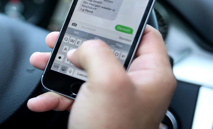 Wer am Steuer eine SMS schreibt, riskiert sein Leben. Foto: Weihbold 