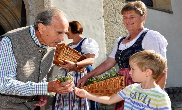 Die Kräuterbuschen wurden an die Kirchgänger verteilt. Foto: Josef Reingruber