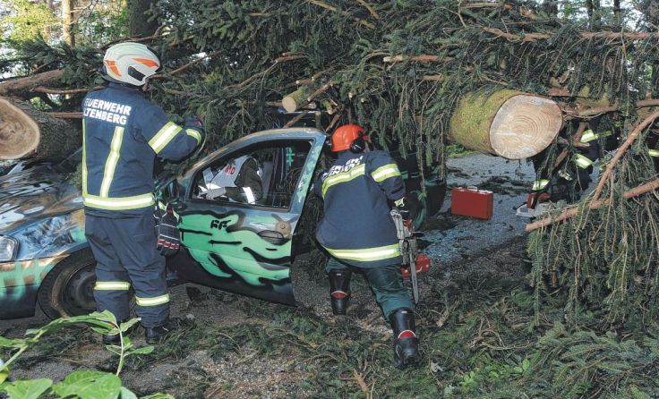 Die Feuerwehr bei der Rettung der eingeklemmten Personen. Foto: FF Altenberg