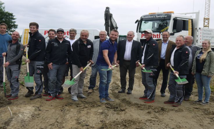 Der Spatenstich für die neue Produktionshalle in Ottensheim. Foto: Privat