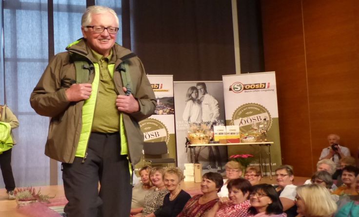 SB Bezirksobmann Arnold Weixelbaumer bei der Modenschau. Foto: Seniorenbund