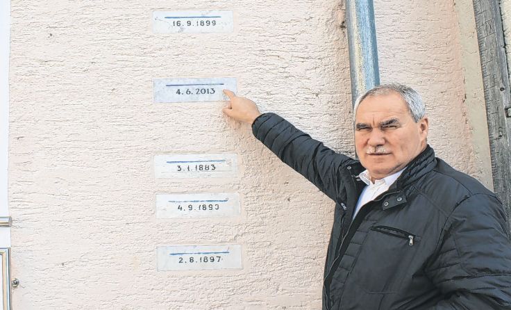 Bürgermeister Franz Füreder vor der Hochwassermarke. Foto: Hamedinger