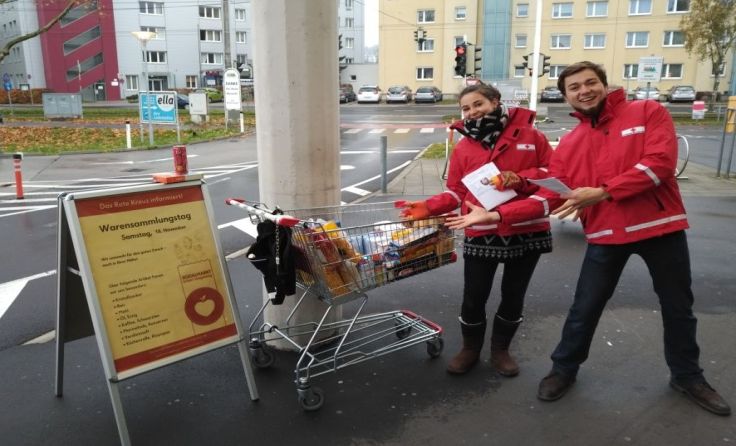 Johanna Sambs und Lorenz Tomschik beim Sammeln von Waren. Foto: ÖRK/Bezirksstelle UU