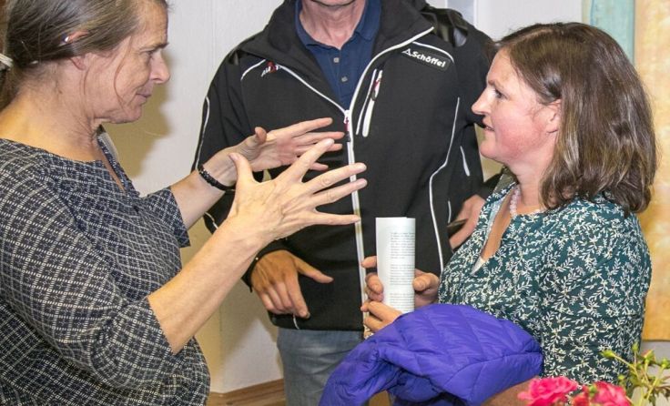 Helga-Kromp-Kolb (l.) im Gespräch. Foto: Energiestammtisch Altenberg