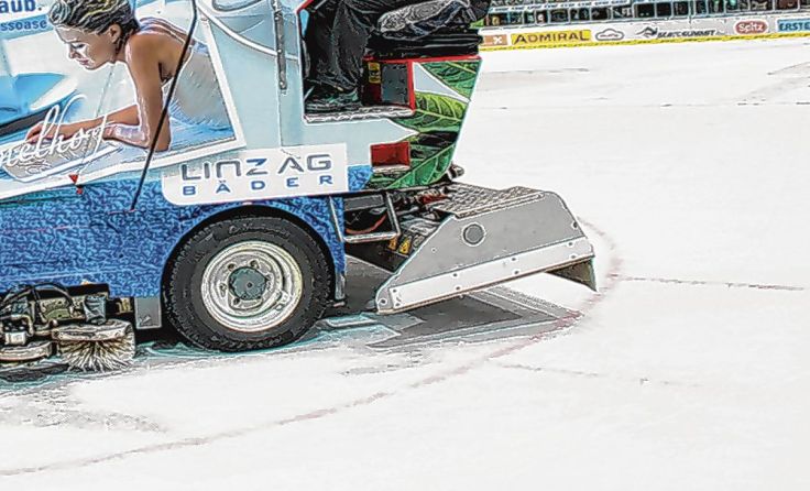 Gerald Tröbinger auf der Eismaschine, die das Eis auf Vordermann bringt Foto: Hamedinger