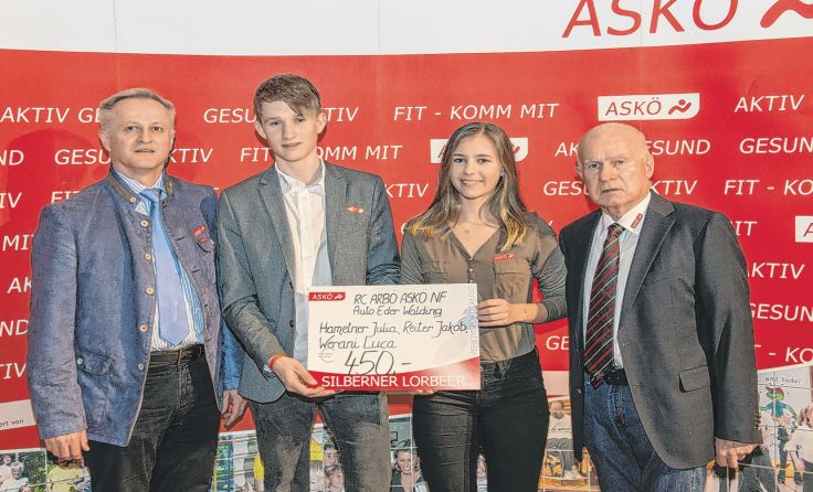 uca Werani und Julia Hametner wurden von Fritz Hochmair (rechts) geehrt. Foto: ASKÖ OÖ