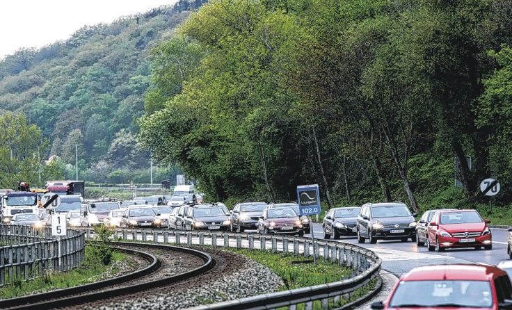 Ein gewohntes Bild – die Autofahrer stauen auf der B 127. Foto: Weihbold