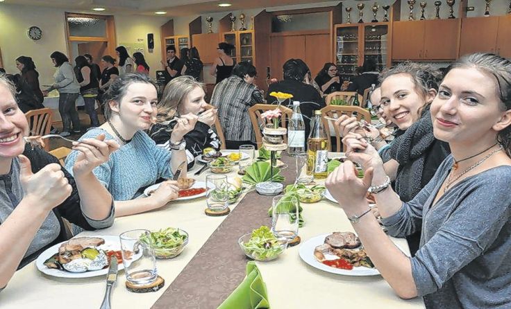 Die Schülerinnen genossen das Ergebnisse des Grillkurses. Foto: FS Bergheim