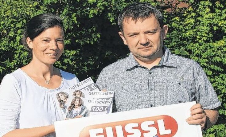 Veronika Pils und Tips-Redakteur Andreas Hamedinger bei der Übergabe Foto: Strobel