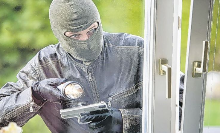 Einbrecher kommen oft in der Nacht und sind eventuell bewaffnet. Foto: Wodicka